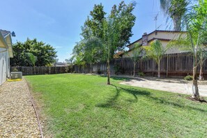Property grounds - The Olive House: Charming 3BR Gem, Pet Friendly, Fully Gated, NearDowntown Shops (Sacramento)