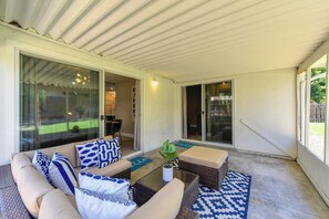 Terrace/patio - The Olive House: Charming 3BR Gem, Pet Friendly, Fully Gated, NearDowntown Shops (Sacramento)