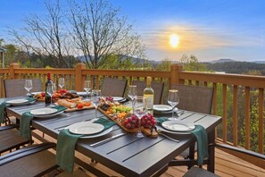 Outdoor dining - Lake & Mountain View's! Hot tub-Grill-Game Rm-Movie Rm-2 Mins To Lake Chatuge (Hiawassee)