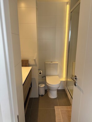 Haartrockner, Handtücher, Toilettenpapier