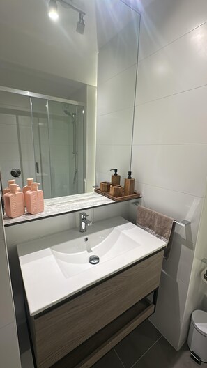 Haartrockner, Handtücher, Toilettenpapier