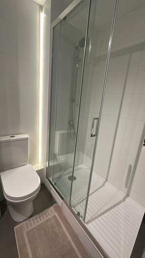 Haartrockner, Handtücher, Toilettenpapier