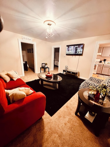 Brilliant 2-bedroom apartment with AC in vibrant Troy