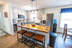 Private kitchen - Lake Hartwell House - Beach Your Boat - Sleeps 12 + Theater & Game Room (Lavonia)