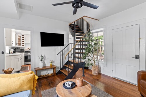 Historic 2-Story Loft with Free Parking, Walk to Riverwalk