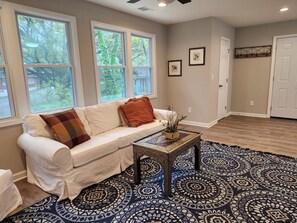 Living area - Perfect 1-bedroom apartment with AC in charming Atlanta (Atlanta)