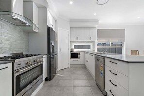 Fridge, microwave, oven, stovetop - Fishers' Tee Time Home (Banksia Beach)