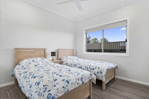 Iron/ironing board, WiFi, bed sheets - Fishers' Tee Time Home (Banksia Beach)