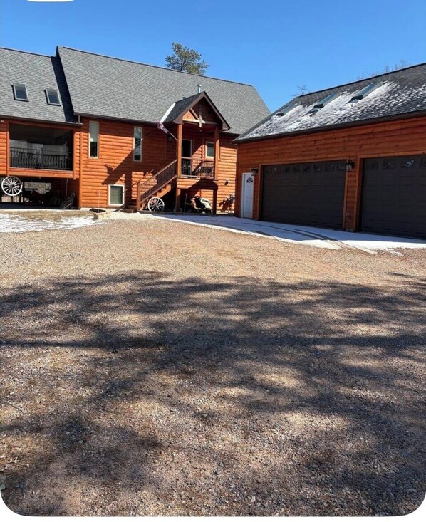 Exterior - Cozy cabin ideal for relaxing with friends and family! (Nekoosa)