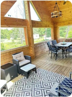Outdoor dining - Cozy cabin ideal for relaxing with friends and family! (Nekoosa)