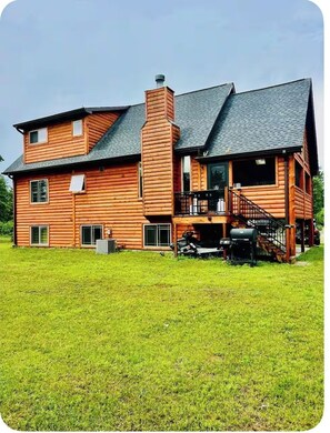 Exterior - Cozy cabin ideal for relaxing with friends and family! (Nekoosa)