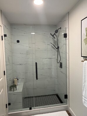 Shower, hair dryer, towels, soap - Modern Resort Living! Gated Community. Amenities-Golf, Restaurant and Shopping. (Phoenix)