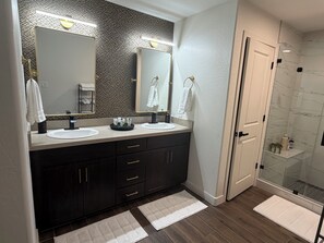 Shower, hair dryer, towels, soap - Modern Resort Living! Gated Community. Amenities-Golf, Restaurant and Shopping. (Phoenix)