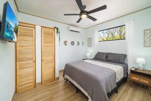2 bedrooms, free WiFi, bed sheets - Cozy Home Steps to quiet Beaches (Santa Cruz)