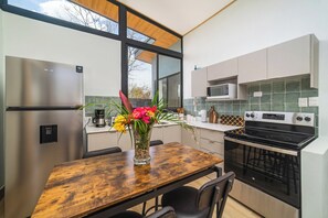 Fridge, microwave, oven, stovetop - Cozy Home Steps to quiet Beaches (Santa Cruz)