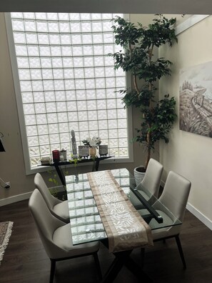 Dining - North Vancouver Coastal Living, Easy Access to Downtown & Pet Friendly (North Vancouver)