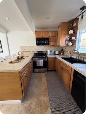 Private kitchen - The Hidden Gem 2BR,private entry, yard, parking, Near Beach,Dining,Shops,Cinema (Lomita)