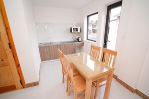 Deluxe Apartment, Balcony, Valley View | Dining
