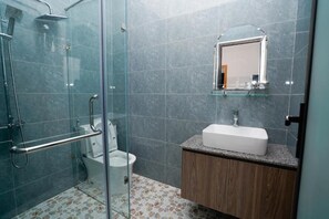 Douche, sèche-cheveux, chaussons, serviettes fournies