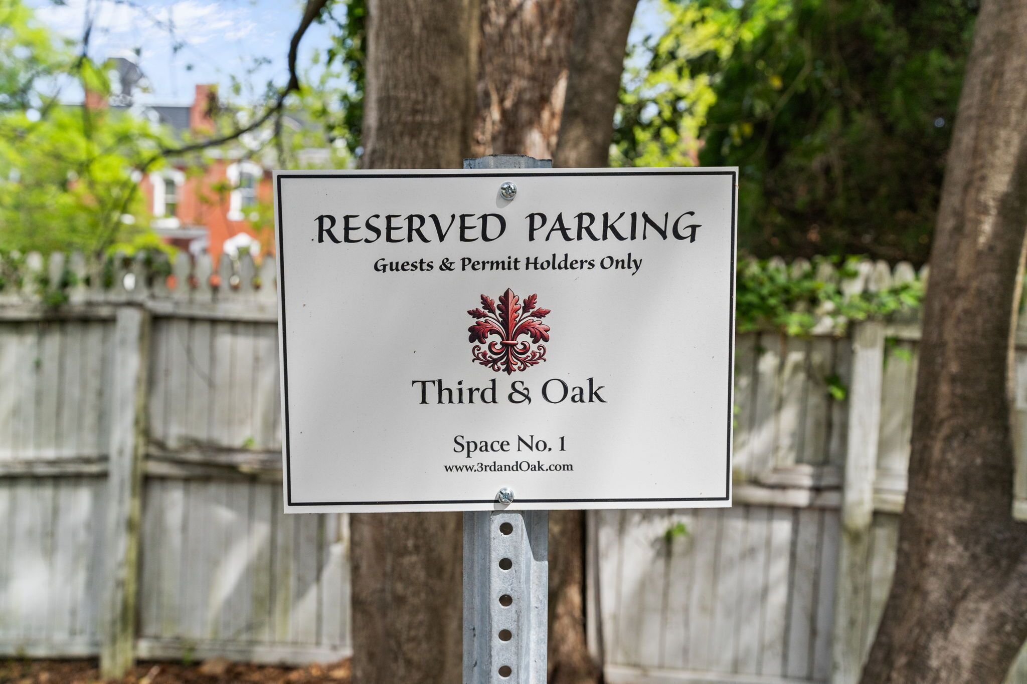 Un panneau indiquant les places de stationnement réservées aux clients et aux titulaires de permis, à l’intersection de Third et Oak, place n° 1.
