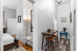 1 bedroom, iron/ironing board, free WiFi, bed sheets - The Wright Room • Historic & Downtown • 4-minute Walk to Riverwalk • VIP Parking (Wilmington)