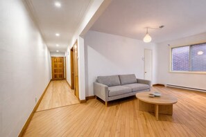 Living area - Spacious 2BR, Near Metro, Full Kitchen (Montréal)