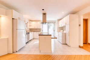 Private kitchen - Spacious 2BR, Near Metro, Full Kitchen (Montréal)