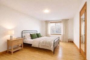 Room - Spacious 2BR, Near Metro, Full Kitchen (Montréal)