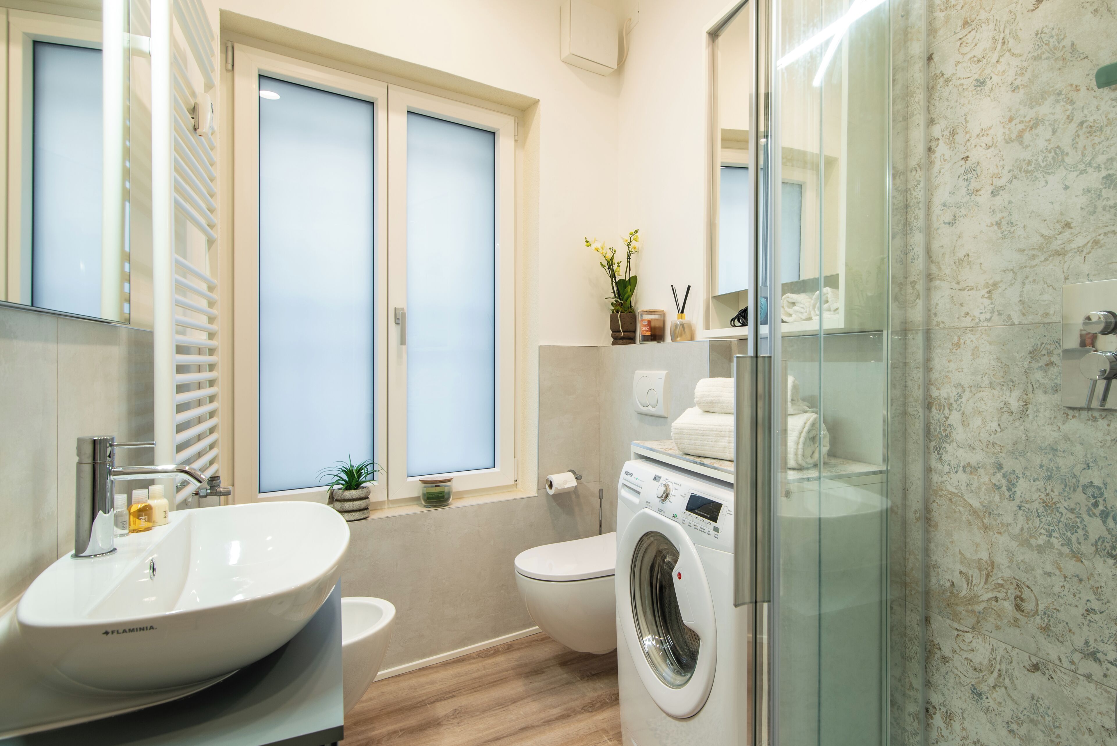 Douche, sèche-cheveux, bidet, serviettes fournies