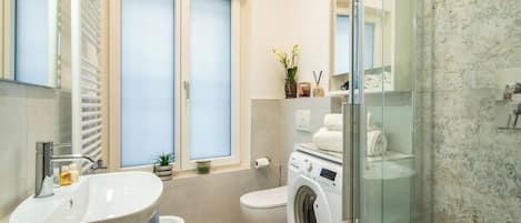 Shower, hair dryer, bidet, towels