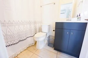 Dusch, hårtork, handdukar och tvål