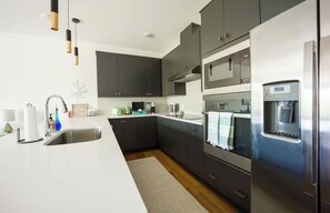 Fridge, microwave, oven, stovetop - Spacious 4-bedroom townhome in tranquil Nashville with AC (Nashville)
