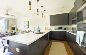 Fridge, microwave, oven, stovetop - Spacious 4-bedroom townhome in tranquil Nashville with AC (Nashville)
