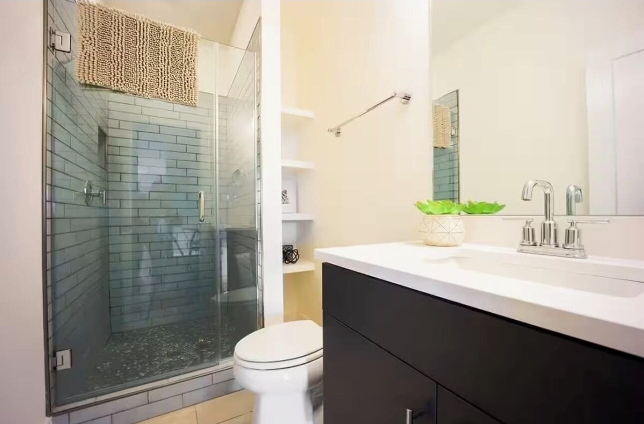 Een douche, een haardroger, handdoeken, zeep