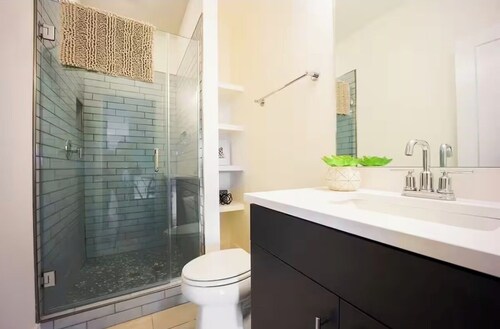 Spacious 4-bedroom townhome in tranquil Nashville with AC