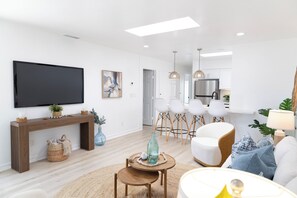 Living area - The Orkney - A Modern Coastal Cardiff Residence (Encinitas)