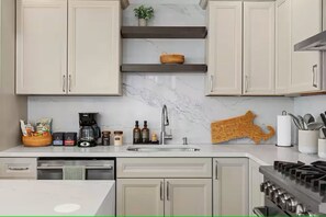 Private kitchen - SkyDeck Stylish Stay (Somerville)