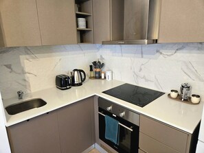 Refrigerador, microondas, horno, placa de cocina