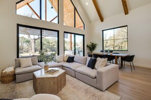 Living area - Top Rated Pecan Paradise in HSB Waterfront Fishing (Horseshoe Bay)
