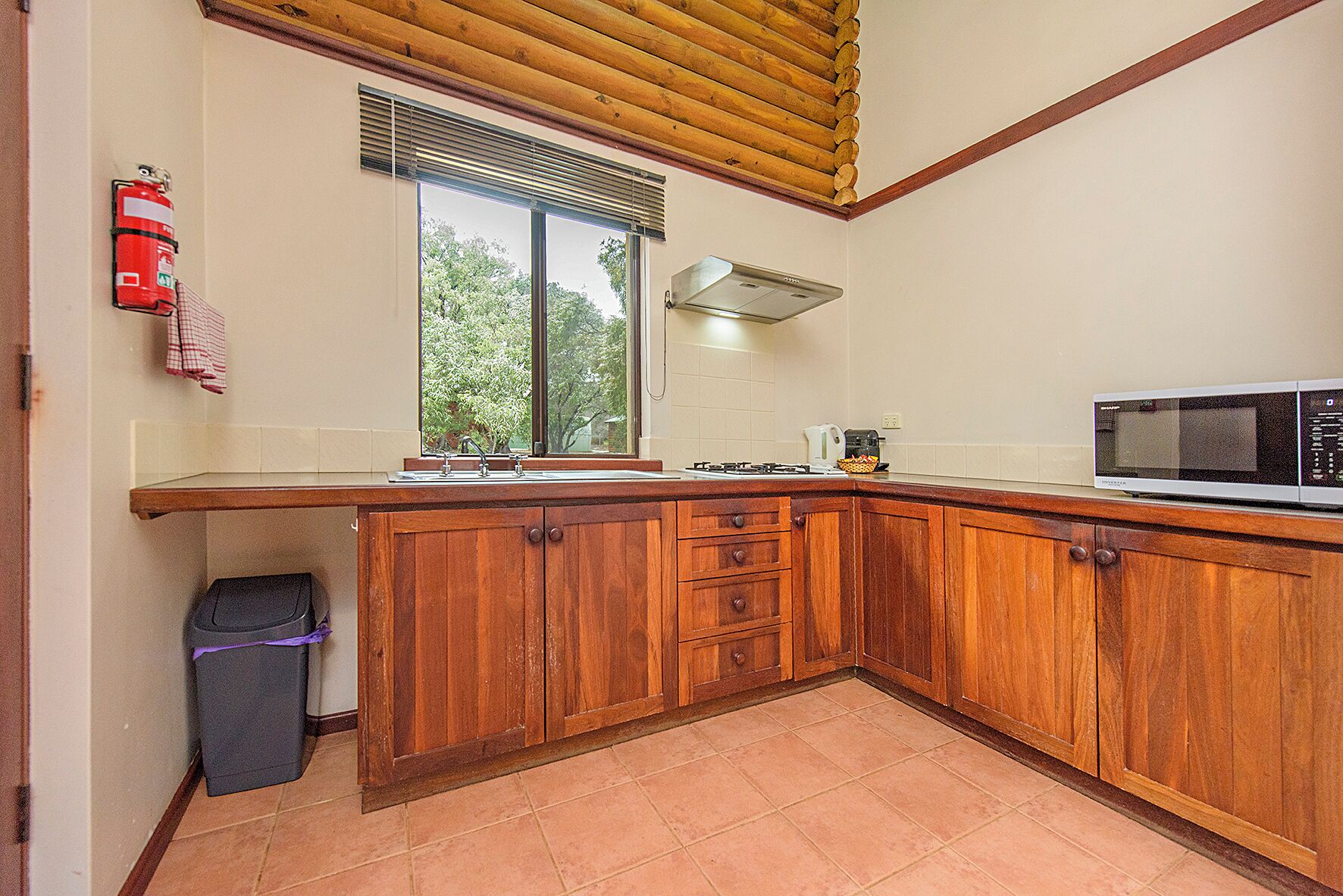 Casa rural Comfort, diversos llits, vistes al jardí | Cuina privada