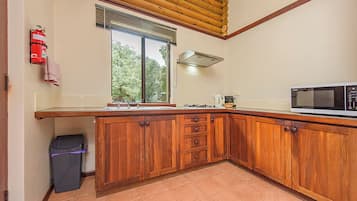 Casa rural Comfort, diversos llits, vistes al jardí | Cuina privada