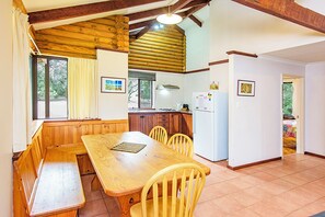 Comfort-Ferienhaus, Mehrere Betten, Gartenblick | Speisen