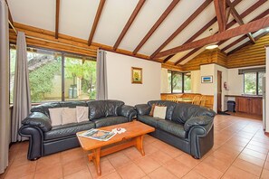 Comfort-Ferienhaus, Mehrere Betten, Gartenblick | Wohnbereich