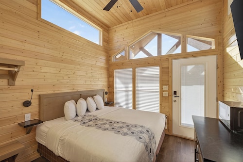 Cozy Tiny Home with Loft Sleeps 6