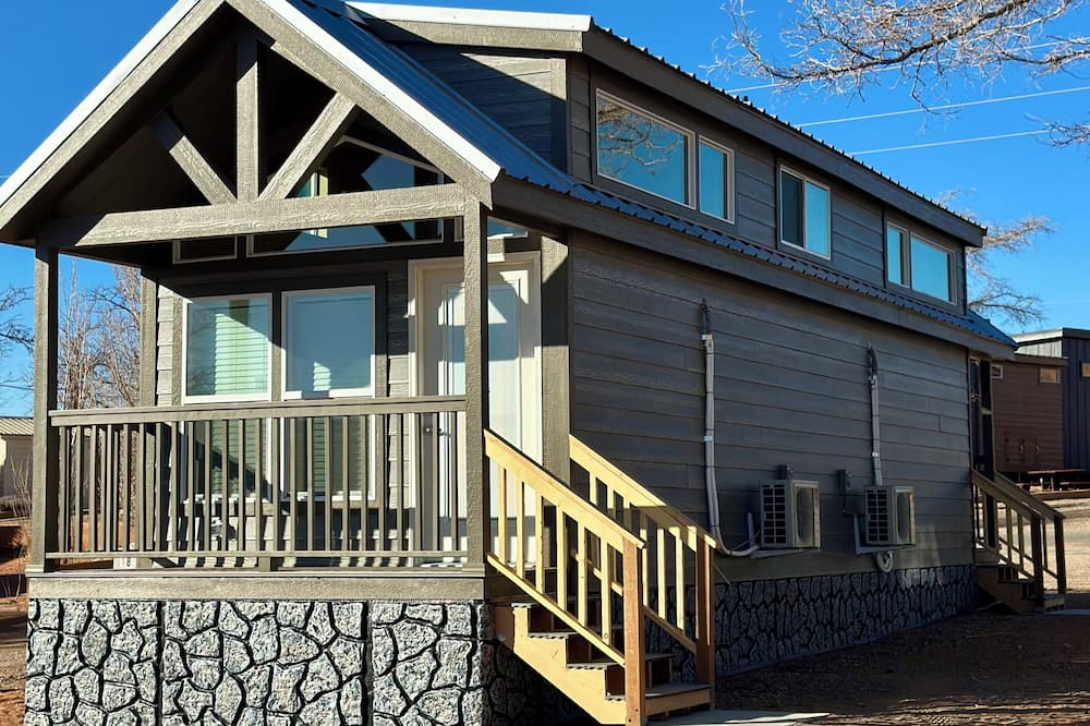 Cozy Tiny Home with Loft Sleeps 6