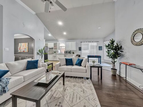 Modern & Cozy 3BR Home & Close to Lake