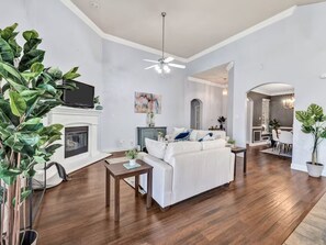 Living area - Modern & Cozy 3BR Home & Close to Lake (Grand Prairie)