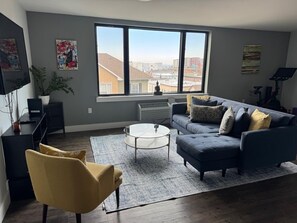Living area - 1 BR Apt 15-mins from NYC/ MetLife/American Dream (West New York)