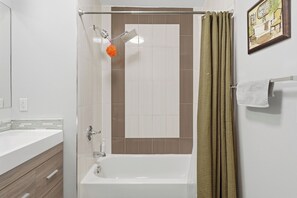 Haartrockner, Handtücher, Seife, Toilettenpapier
