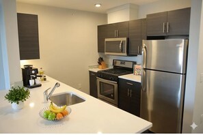 Private kitchen - 1 BR Apt 15-mins from NYC/ MetLife/American Dream (West New York)
